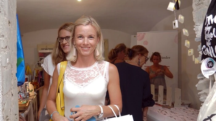 Zwei Tage lang dauert die Edelstoffbörse in der Hafenstadt im Klagenfurter Lendhafen, die am Samstag um 11 Uhr startete. Bei einem Eintritt von drei Euro für Erwachsene schaut man sich durch die Produkte von rund 40 Designern, die von der Lampe bis zum Schuh, aber auch Lebensmittel, eine große Breite schöner Produkte anbieten. Am Samstag bis 20 Uhr, Sonntag dann von 11 bis 18 Uhr.