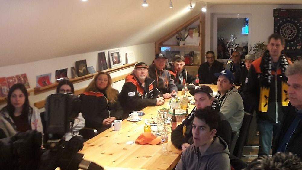 40 Personen vom Mayer-Fanklub drückten ihrem Mothl im Fanklub-Haus in Afritz die Daumen