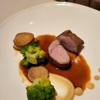 Kalbshuft mit Kräuterseitlingen, Selleriepüree und Romanesco.
