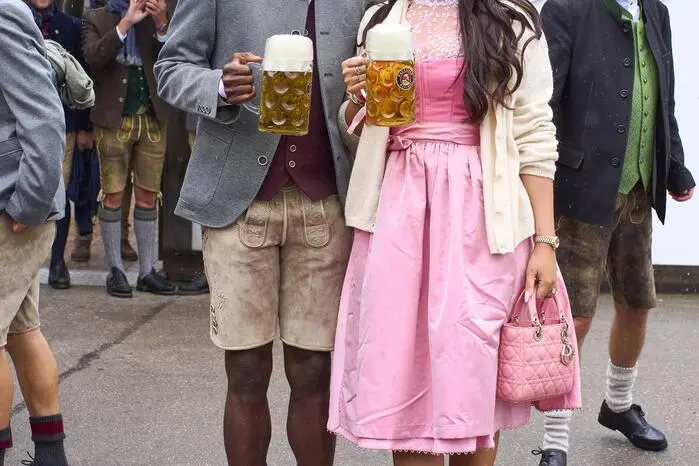Alphonso Davies lebt bereits seit über sechs Jahren in München und die Wies‘n ist nichts Neues für ihn. Hier mit Freundin Sheyenne.

