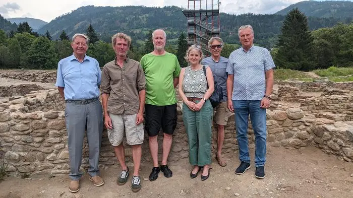 Leo Gomig, Martin Auer, Manfred Hainzl, Gabriele Lehner, Werner Lamprecht und Josef Mair haben die Grabungsergebnisse in Aguntum besichtigt
