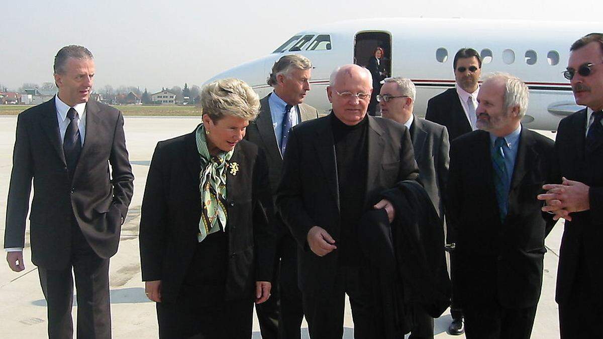 Mit Michail Gorbatschow landete 2003 am Grazer Flughafen bereits ein ehemaliger russischer Präsident - hier mit LH Waltraud Klasnic und Flughafendirektor Widmann