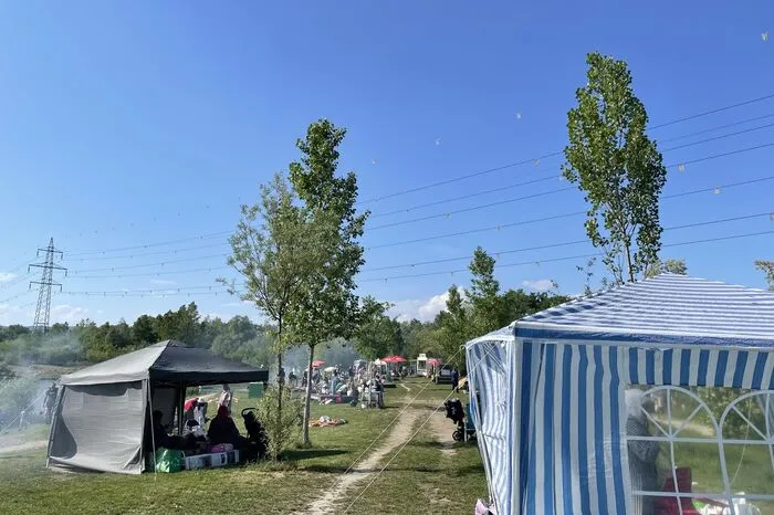 Manche Familien bringen sogar eigene Zelte mit.
