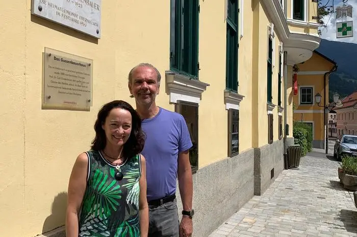 Sabine und Wolfgang Rotomer vor dem Gussenbauerhaus