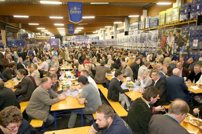 An die 1000 Wirte, Getränkefachhändler und Kaufmänner aus Österreich und darüber hinaus waren am Donnerstagabend in die Verladestraße der Brauerei gekommen, um bei diesem gesellschaftlichen Großereignis dabei zu sein.