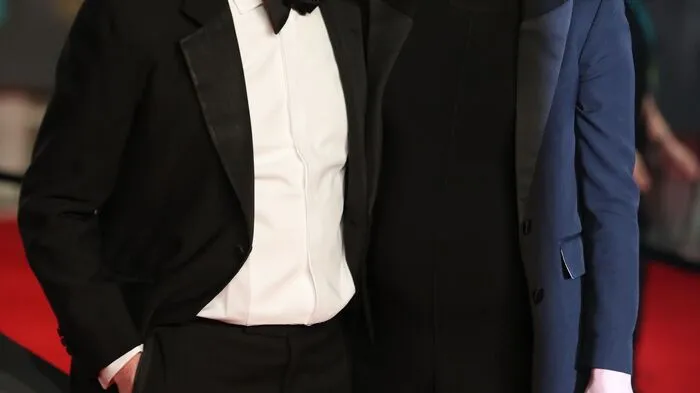 Bei der Vergabe der britischen Flimpreise "BAFTAs" war die Promi-Dichte hoch. Hugh Grant ist hier mit Produzentin Anna Eberstein zu sehen.