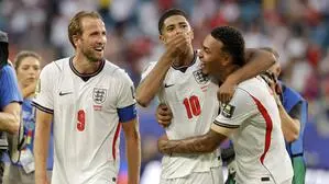Harry Kane, Jude Bellingham und Morgan Rogers nach dem Spiel gegen Norwegen