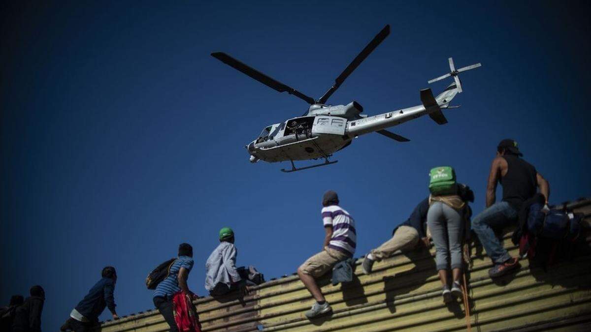 Zahlreiche Migranten versuchten den Grenzzaun zwischen Mexiko und den USA zu überwinden