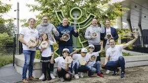 Gemeinsam mit Nachhaltigkeitskünstler Thomas Zimmermann (r.) und Franco Foda (2. v. r.) bauten die Kinder ein Bienenhotel