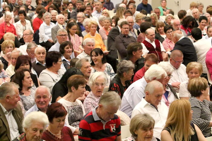 An die 500 Besucher waren am Samstag in die Blumenhalle gepilgert, um unter anderen den Werken von Franz Josef Haydn und John Miles zu lauschen.