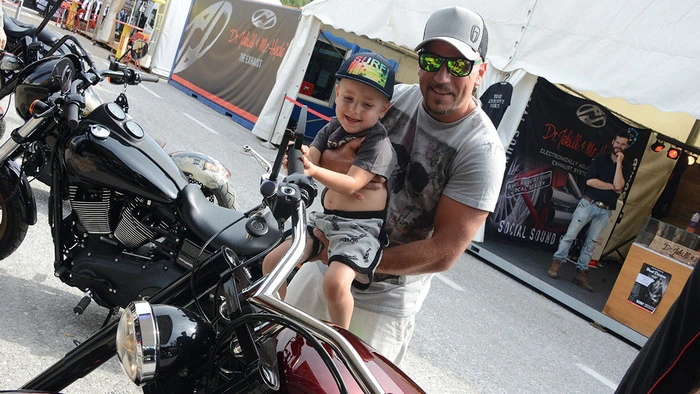 Der kleine Ramon, 3 Jahre, gibt das erste Mal mit Papas Hilfe "Vollgas"
