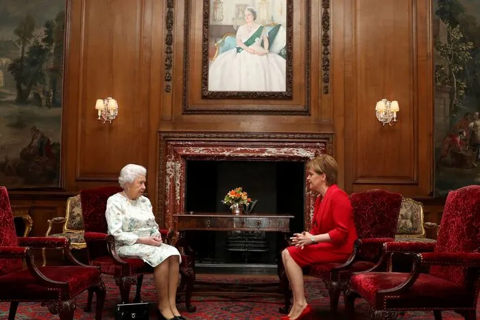 Für Premier Sturgeon gab es zuvor eine Audienz im Holyrood Palace.