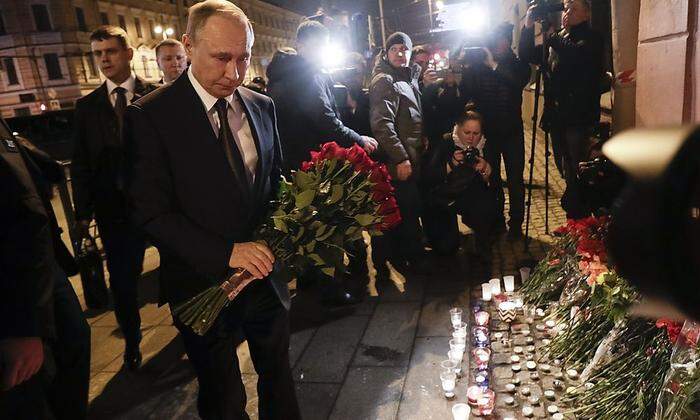 Der russische Präsident Wladimir Putin traf mit Vertretern der Sicherheitsbehörden zusammen und legte Blumen an der U-Bahn-Station, wo es zu der Explosion kam, nieder