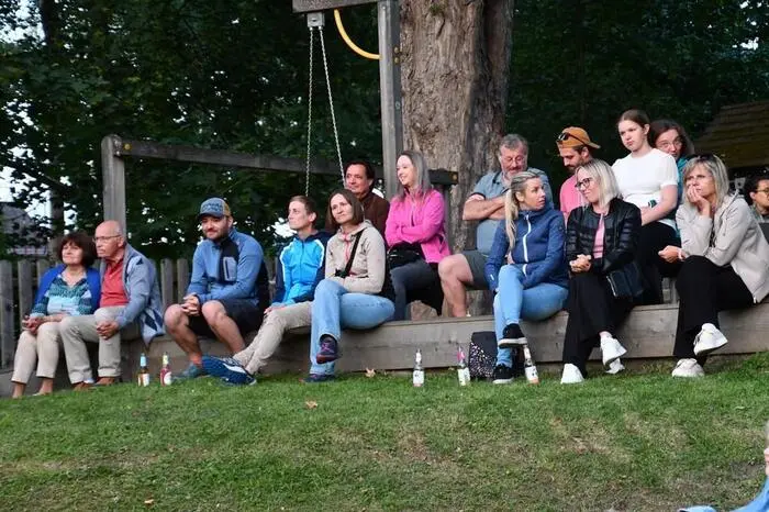 Zahlreiche Besucherinnen und Besucher genossen den musikalischen Abend unter freiem Himmel.