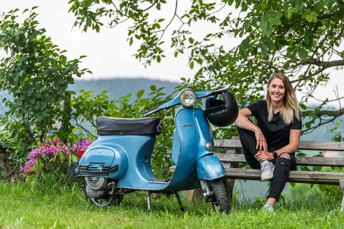 verbringt sie viel Zeit in Kumberg - auch mit ihrer neuen Errungenschaft: Einer Vespa Primavera 125, Baujahr 1981.