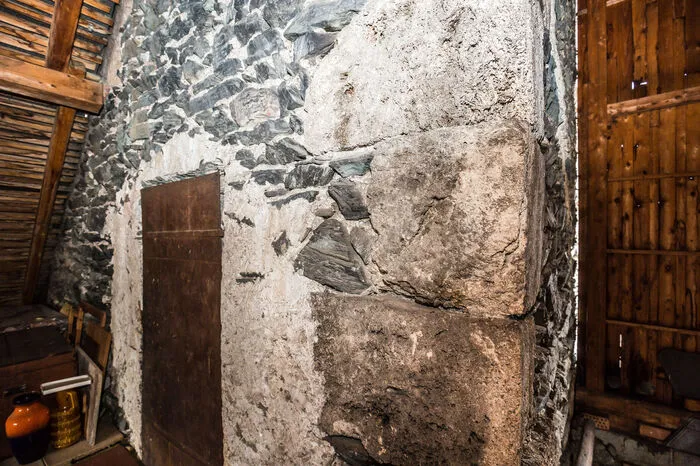 Der Turm wurde aus Bruchstein erbaut. In die Ecken sind mächtige Tuffsteine eingefasst.