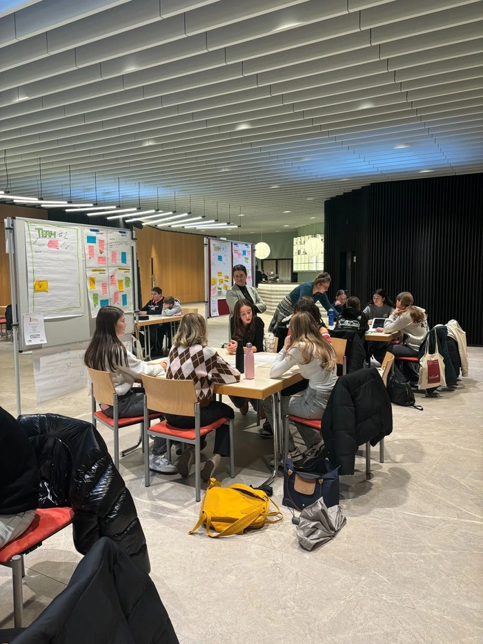 Bei der Challenge Annas Garage in Fürstenfeld: Schüler:innen arbeiten an den Prototypen für die Unternehmen