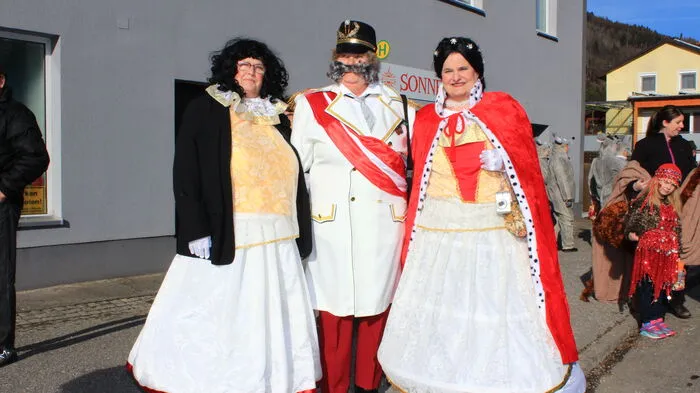 Der Kaiser samt Kaisiern und Hofstaat hielten in Proleb Hof.