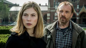 Josef Hader, hier mit Nora von Waldstätten, untersucht als Privatdetektiv Brenner in "Das ewige Leben" einen Fall in Graz