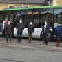 Die Landtagspräsidentinnen Manuela Khom (2. v. r.) und Gabriele Kolar (r.) mit Vertretern von Gemeinden bei der ersten Fahrt des Testbusses im Bezirk Murau