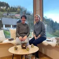 Workshop-Leiterin Kerstin Mayr mit Heidi Liebminger vom Wieserhof