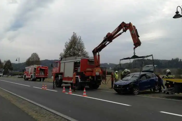 Aus bislang unbekannter Ursache kam der Pkw-Lenker bei Straßenkilometer 11,830 links von der Fahrbahn ab, stürzte in den angrenzenden Straßengraben und erlitt schwere Verletzungen. 