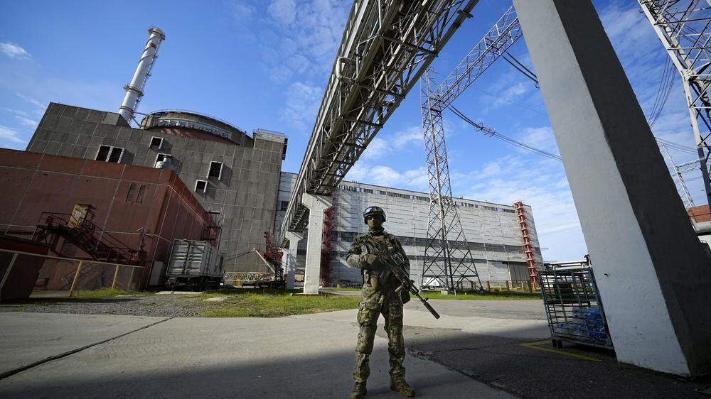 Ein russischer Soldat bewacht das ukrainische Atomkraftwerk in Saporischschja