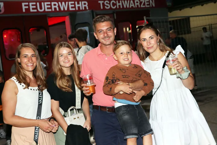 Der „Urbaniwirt“ Andreas Nindler (3. von Links) kam mit seiner lieben Gattin Tini-Leni Nindler und Freunden zum Feuerwehrfest.