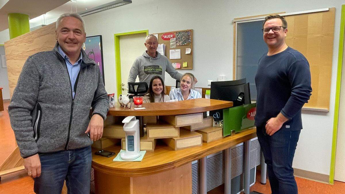 Bürgermeister Gottfried Reif (ganz links) und Vizebürgermeister Rudolf Schlager (ganz rechts) in der Scheiflinger Arztpraxis von Wolfgang Auer (Mitte)