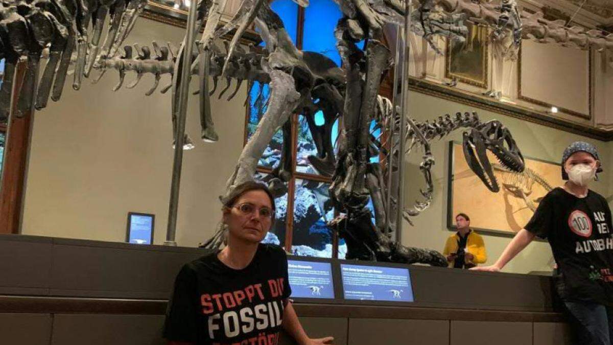 Aktivistinnen der Letzten Generation klebten sich im Naturhistorischen Museum Wien (NHM) an einem Dinosaurier-Podest fest.