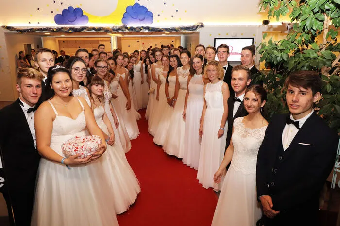 Klicken Sie sich durch die Ballfotos!
