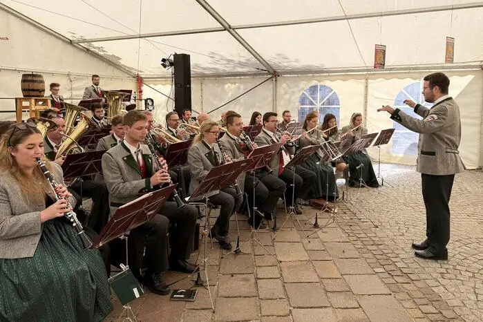 Begleitet wurde der Anstich von der Stadtkapelle Fürstenfeld und assistiert von „Bierkenner“ Georg Pferschy.