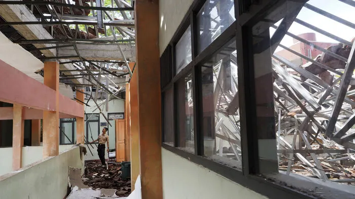 Bei einem schweren Erdbeben sind auf der indonesischen Insel Java mindestens zwei Menschen ums Leben gekommen und sieben weitere verletzt worden. Zwei ältere Frauen seien im Bezirk Ciamis am späten Freitagabend von den Trümmern ihrer Häuser erschlagen worden, sagte Katastrophenschutzsprecher Sutopo Nugroho.