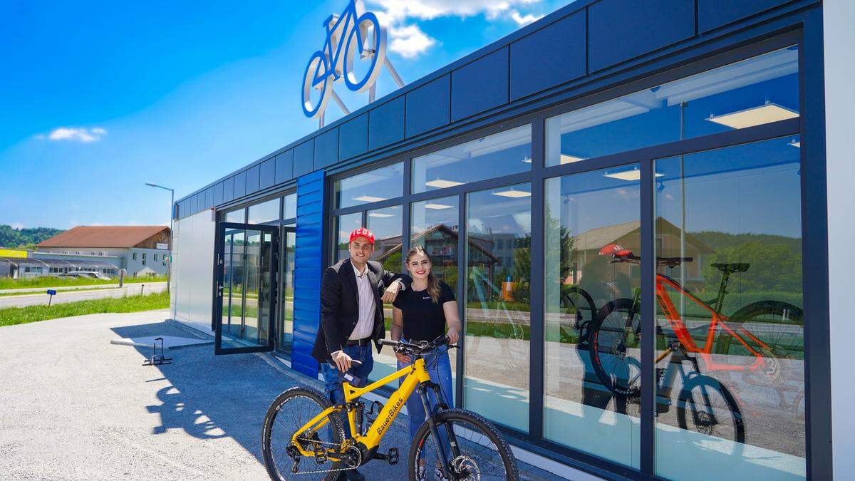 Gesellschafter Philip Slapar und Thea Bauer vor dem neuen E-Bike-Store in St. Margarethen an der Raab