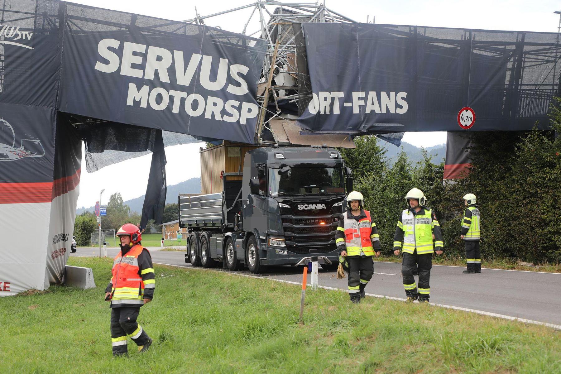Beim Red Bull Ring: Lkw rammt Fußgängerbrücke: Gefährlicher Einsatz für Feuerwehrleute