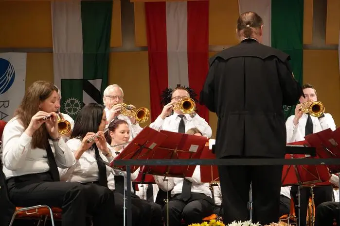 Die Werkskapelle Zeltweg spielte unter der Leitung von Kapellmeister Herbert Bauer elf Musikstücke von „At the Crossroads“ bis „Night Fever“ von den Bee Gees.