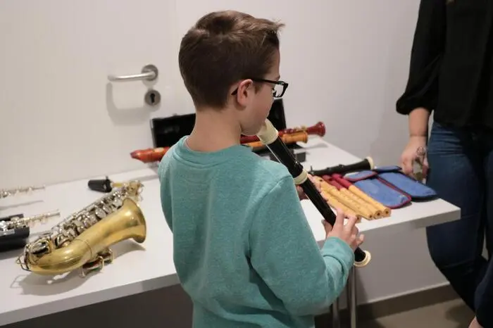 Im Anschluss konnten die Kinder verschiedene Musikinstrumente ausprobieren, von Schlagzeug über Saxophon bis Harmonika.