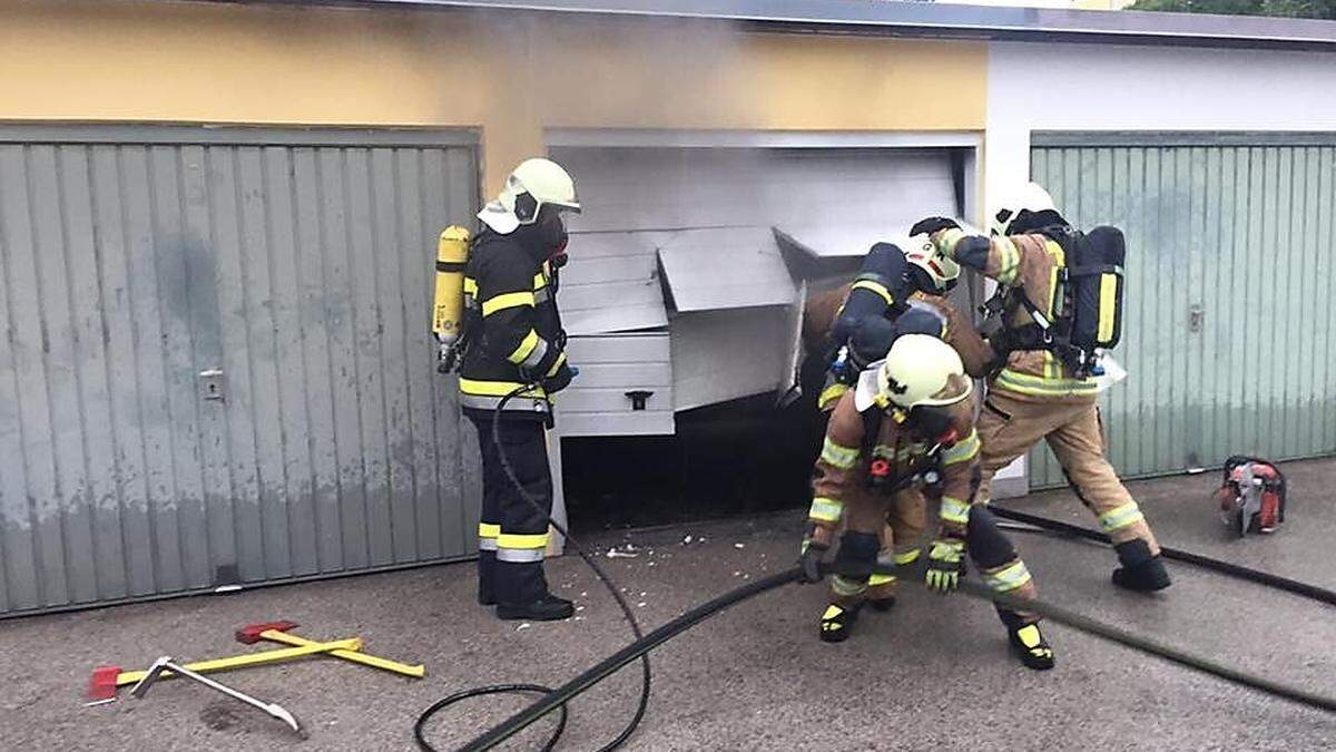 Brand in einer Garage in Klagenfurt: Feuerwehr musste Tür aufschneiden