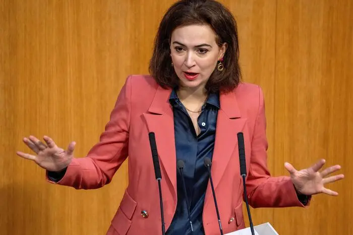„Die ÖVP sollte auch mehr meditieren.“ - Justizministerin Alma Zadic (Grüne) gibt Tipps für den Koalitionsfrieden.