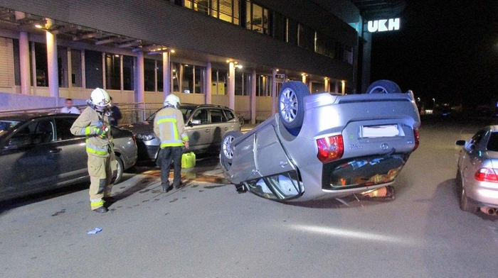 Direkt vor dem Eingang des UKH Klagenfurt ist es am Freitagabend zu einem Unfall gekommen.