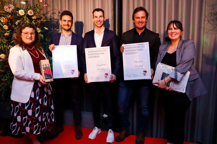 Supaso-Gründer-Trio Mario Maier, Georg Lackner und Fabio Gems erhielten die Auszeichnung in der Kategorie "Newcomer". Auf dem Foto Roxana Grausner (links), Kundenbetreuerin und Qualitätsmanagerin der Reyhani GmbH, die die Kategorie sponserte. Rechts auf dem Foto zu sehen ist Redakteurin Daniela Buchegger.