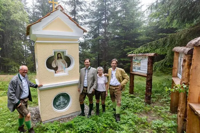 Der Seckauer Alpensteig, ein beliebter Wanderweg über den Tremmelberg zwischen Spielberg und Seckau, umfasst thematisch gegliederte Abschnitte wie den Pilgerpfad, den Jagasteig und den Naturlehrpfad, die nun mit neuen Informationstafeln ausgestattet worden sind. 
