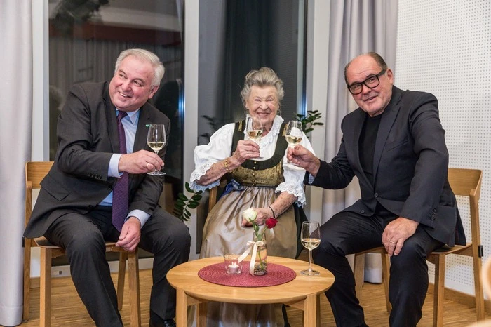 ... August Schmölzer, hier mit LH Hermann Schützenhöfer und der Mäzenin der Privatstiftung "Stieglerhaus" Gertrud Engelhorn-Vechiatto, bekam eine hohe Auszeichnung verliehen ...