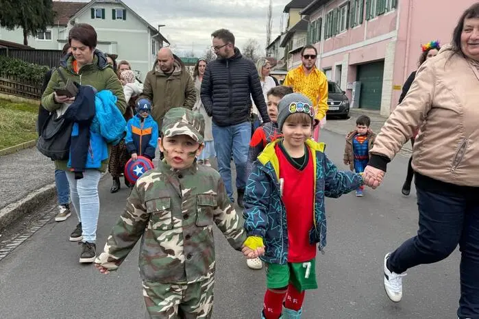 In den buntesten Kostümen zogen die Kinder gemeinsam mit ihren Eltern beim Faschingsumzug durch den Ort