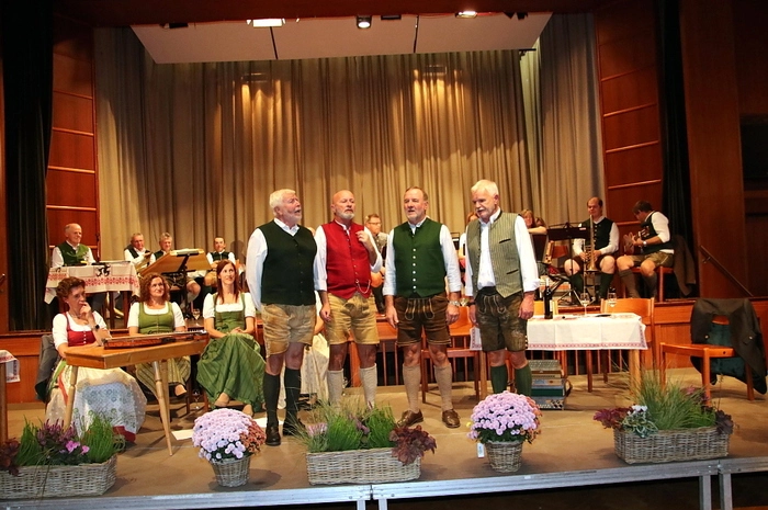 Neben den „Hausherren“ begeisterten die Mitwirkenden, und zwar der „Burgberger Dreigesang“ aus Salzburg, aus Kärnten/Steiermark die „Holzblech“ und die „Steirische Blos“.