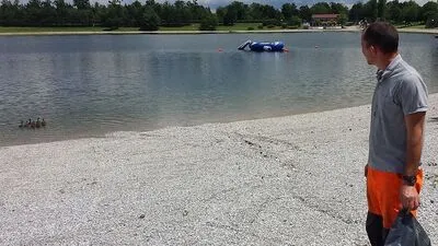 Die Enten (ganz links im Wasser) wurden sicher zum Schwarzlsee gebracht