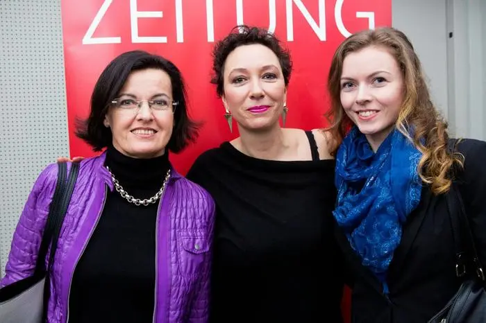 Die Lesung der beliebten österreichischen Schauspielerin Ursula Strauß aus ihrem Buch „Alles Liebe“ im Orpheum Graz, musikalisch begleitet von dem Streicher-Duo „Bartolomey Bittmann“, hat Christa Jank und ihre Tochter besonders berührt. Höhepunkt war das unterhaltsame, persönliche Treffen mit der Schauspielerin.
Mit Sektempfang und selbstverständlich inklusive Selfie.