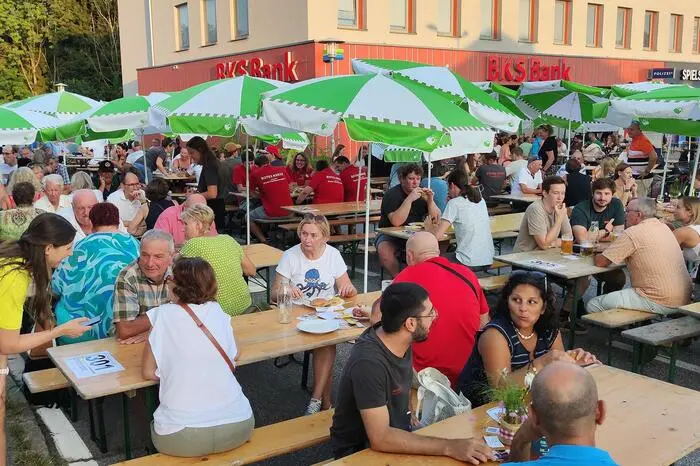 Regionale Schmankerl, edle Weine aus der Region und musikalische Darbietungen der neu formierten Gruppe „Die lustigen Karl“ begleiteten die Gäste durch die laue Spätsommernacht. 