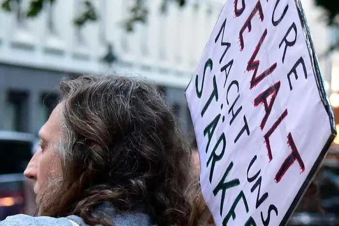 Die Protestveranstaltung verlief friedlich. Laut Polizei nahmen 1.500 Personen daran teil, die Veranstalter sprachen von rund 2.000 Menschen.