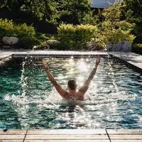 Die Naturpools von Timberra werden aus heimischer Weißtanne gefertigt und das Badewasser wird ausschließlich mechanisch-biologisch aufbereitet – ganz ohne Chlor oder andere chemische Zusätze